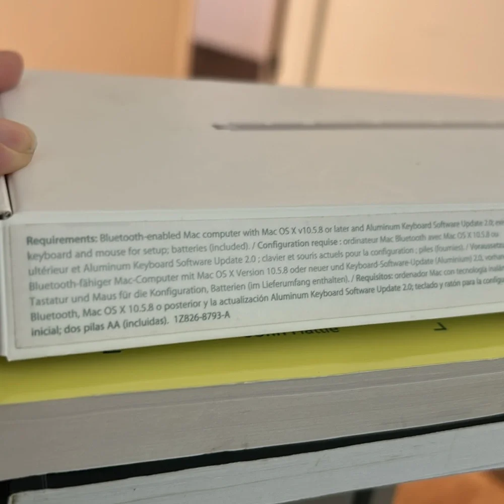 Battery-powered bluetooth wireless keyboard
